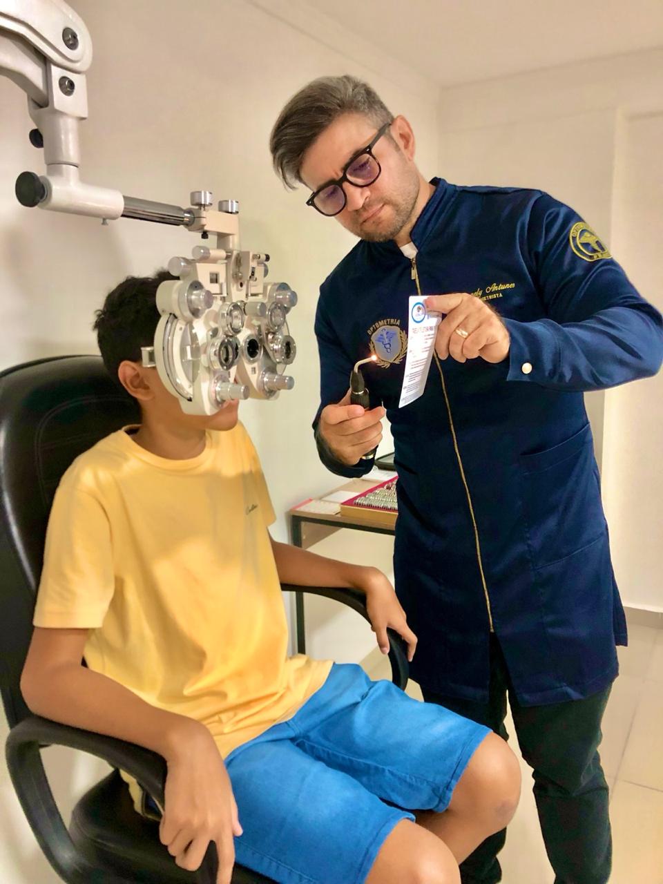 Disraely Antunes realizando atendimento visual